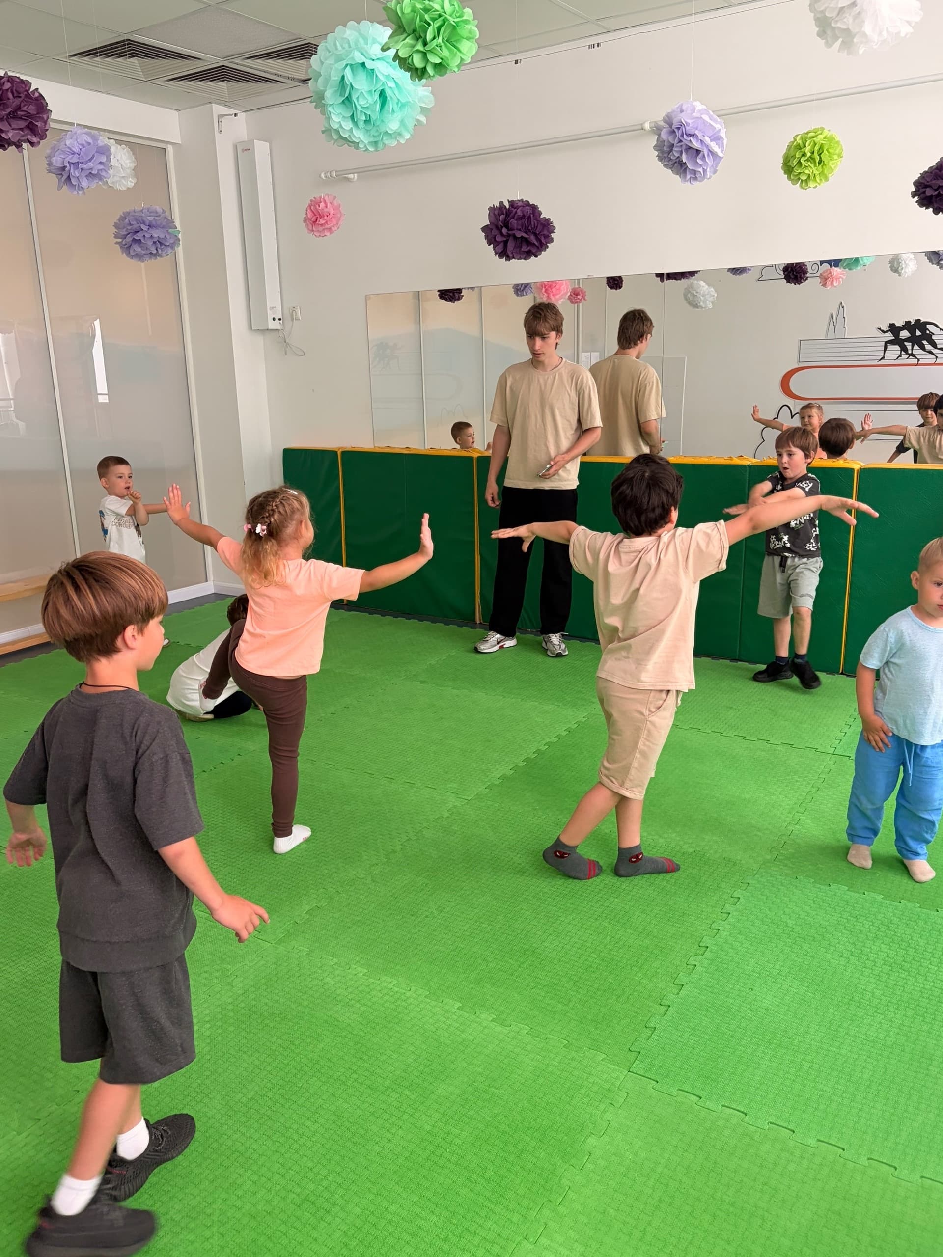 Занятие брейк-дансом в Sun School